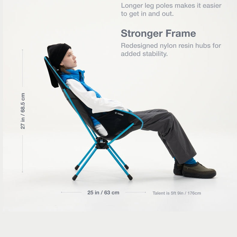 Person sitter i Helinox Sunset Chair (re) turkosblå campingstol utomhus