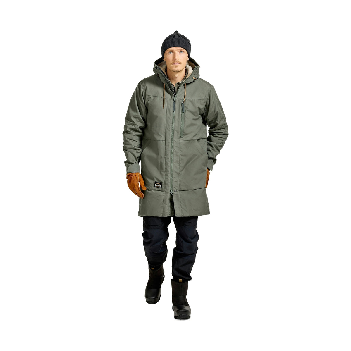 Framvy av mörkgrön parka med pilefoder och orange detaljer