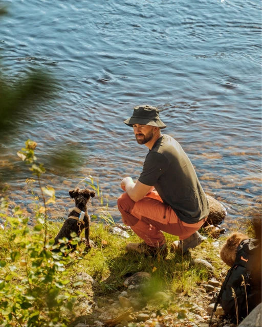Mörkgrön InsectSafe solhatt med hakband, buren vid vatten