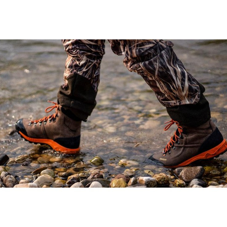 Crispi Valdres GTX kängor i brun färg används vid vandring genom grus