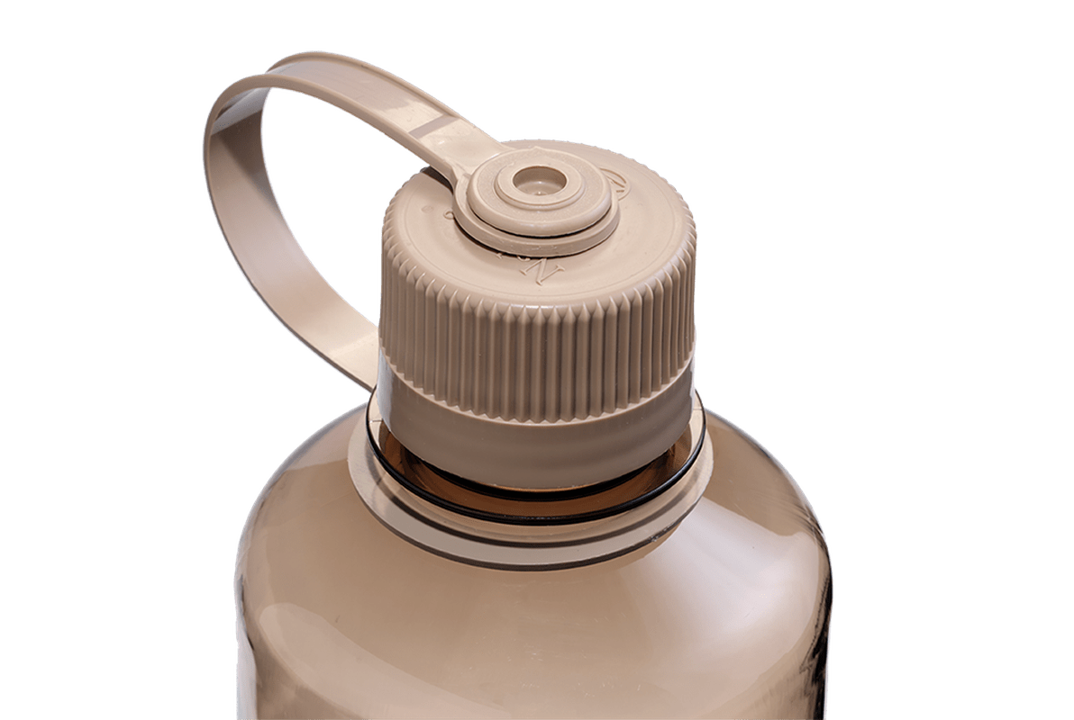 Närbild av beige ribbat Nalgene-lock med integrerat handtag