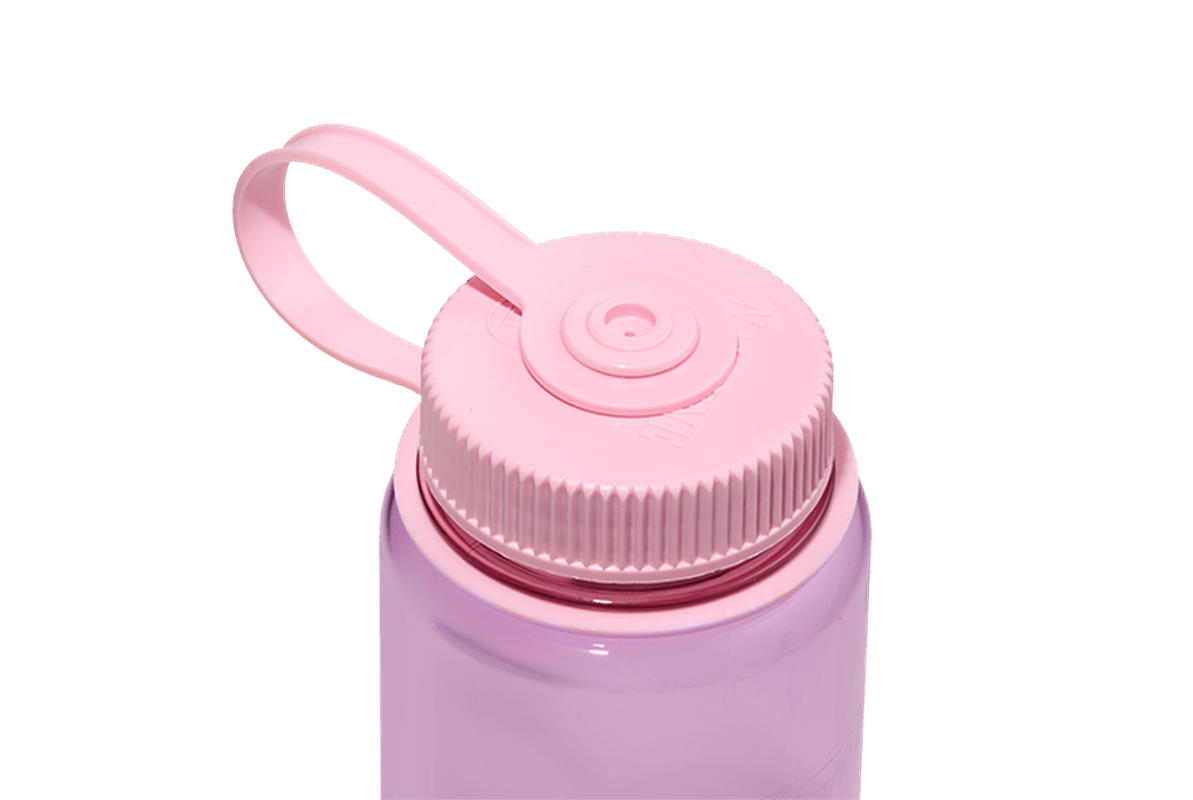 Närbild på ljusrosa Nalgene-flasklock med slät plasttextur och handtag