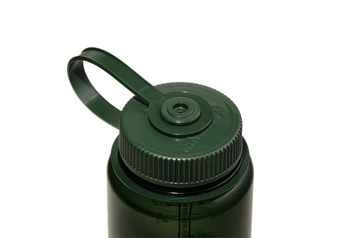 Nalgene Wide Mouth vattenflaska lock i mörkgrönt med ribbade sidor och handögla