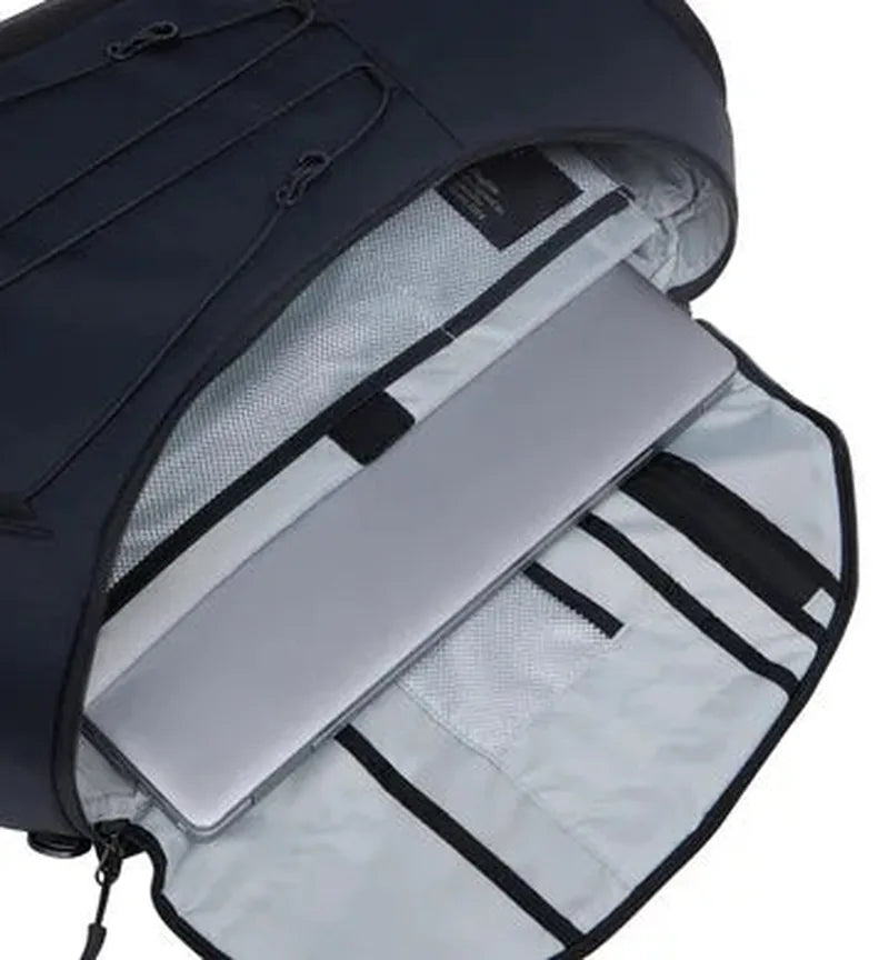 Öppen svart ryggsäck med skyddsfack för laptop och inre mesh-fickor