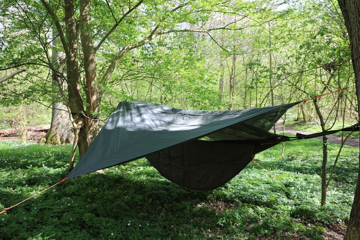 Mörkgrön diagonal tarp skyddande hängmatta i grön skog