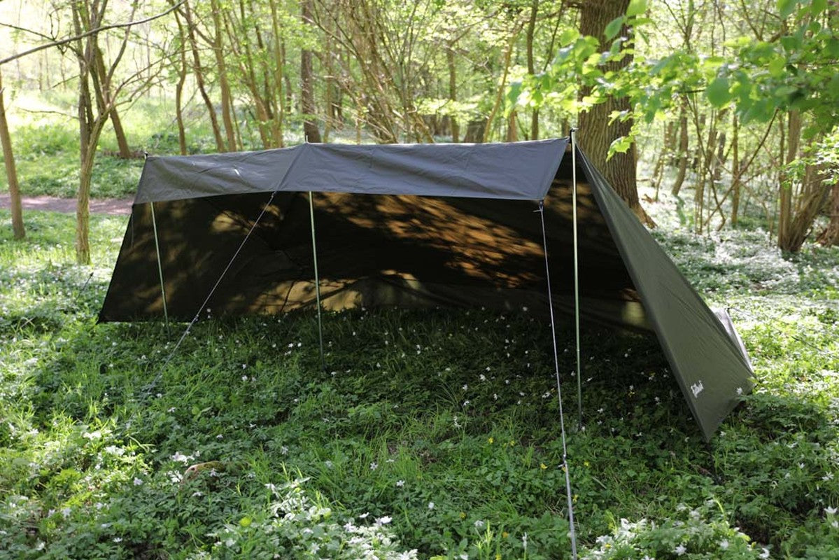 Mörkgrönt vindskydd med aluminiumstolpar uppsatt i skog