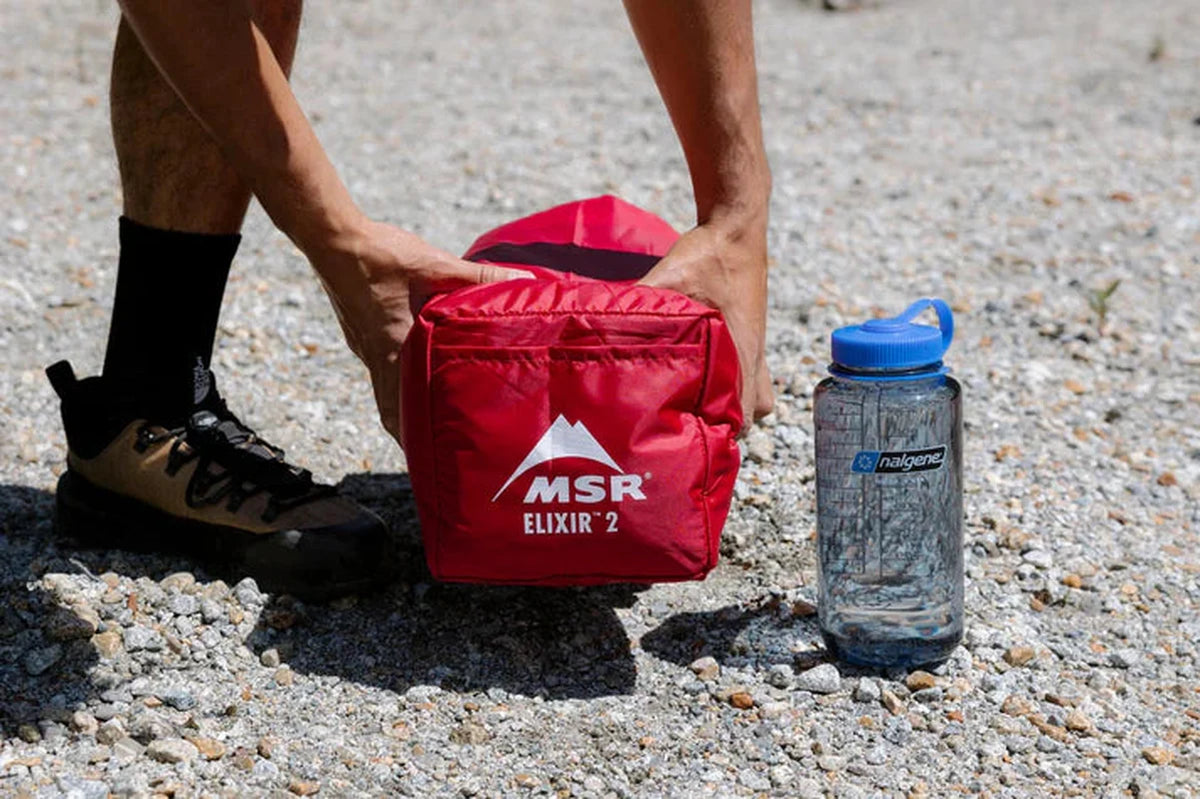 Packad MSR Elixir 2-packsläcka bredvid vattenflaska