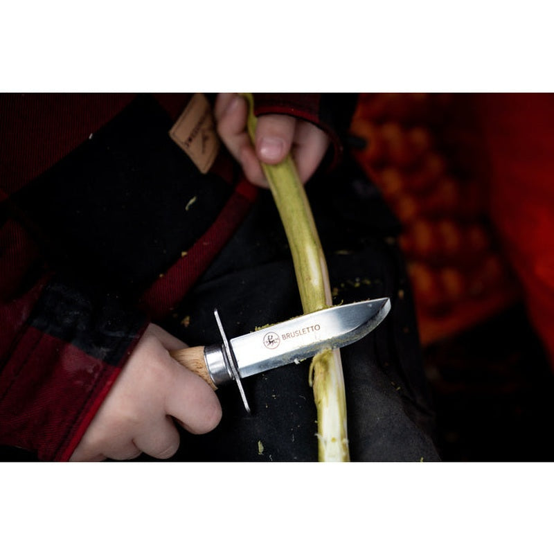 Brusletto scoutkniv används för att skära grenar utomhus
