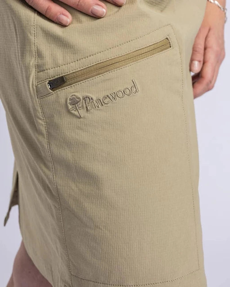 Ficka med dragkedja och broderad logotyp på beige skort