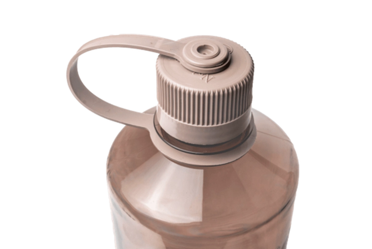 Närbild på Nalgene-flaskhals med ribbat lock och integrerat handtag
