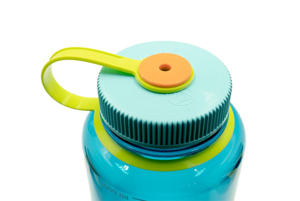 Tealblått Nalgene-lock med limegrönt hängrem och volymangivelse 1000 ml
