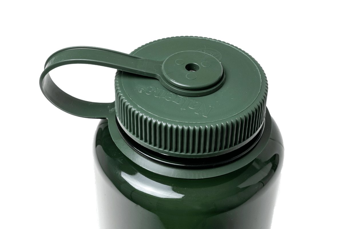 Närbild på mörkgrönt ribbat skruvlock präglat med Nalgene