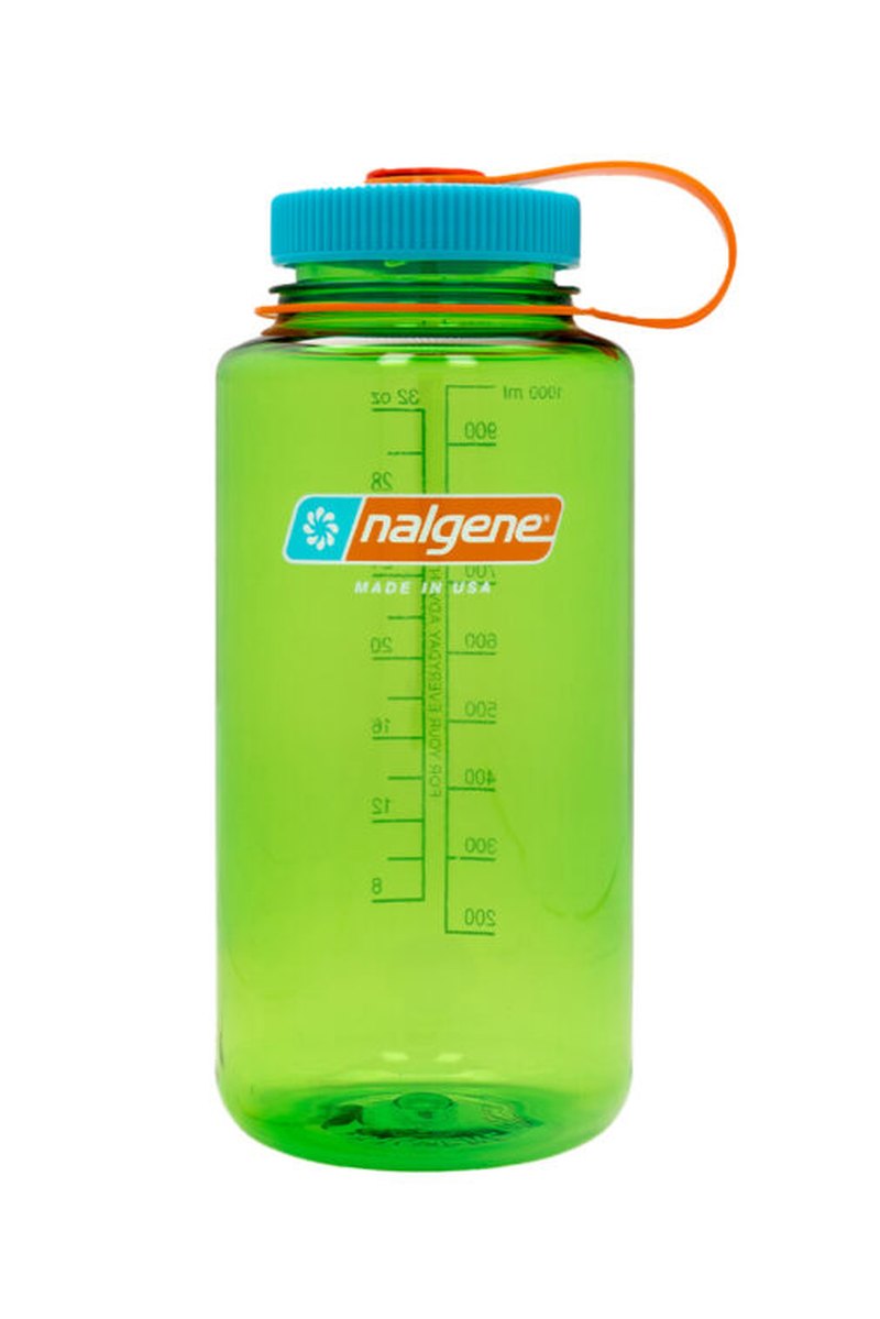 Grön Nalgene vattenflaska med blått lock och orange hängrem mot vit bakgrund