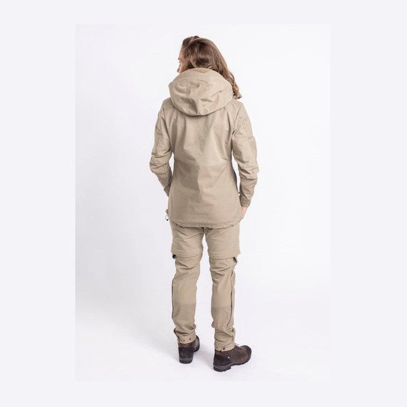 Man bär beigea hybrid zip-off byxor med hela benen på