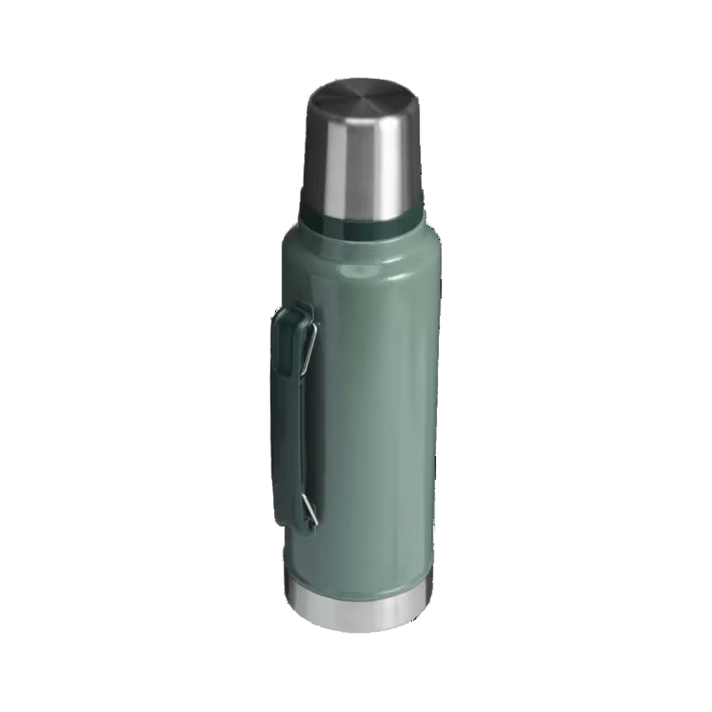 Grön Stanley Classic Vacuum Termos 2.3 L med silverdetaljer och foldat handtag