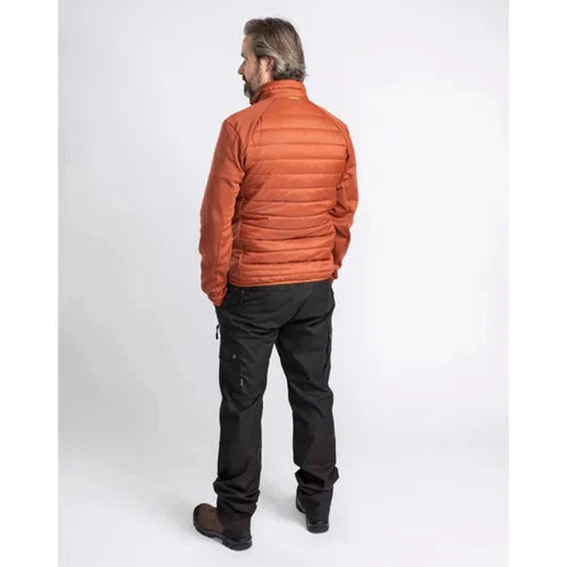 Baksida av orange hybridjacka med kviltad ryggpanel och elastiska muddar på ärmsluten