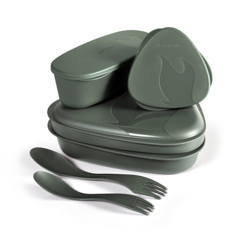 Mörkgrönt Lunchkit 2.0 med kåsor, behållare och sporkar mot vit bakgrund