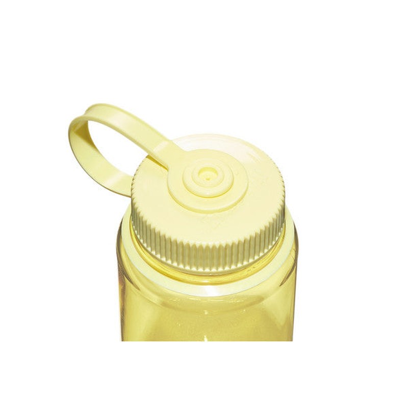 Närbild på ljusgul Nalgene Sustain vattenflaska med skruvlucka och handtag