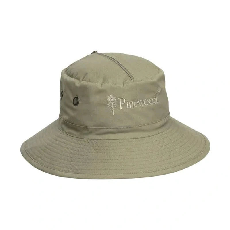 Ljusgrå-beige Pinewood mygghatt med detaljerad sidovy