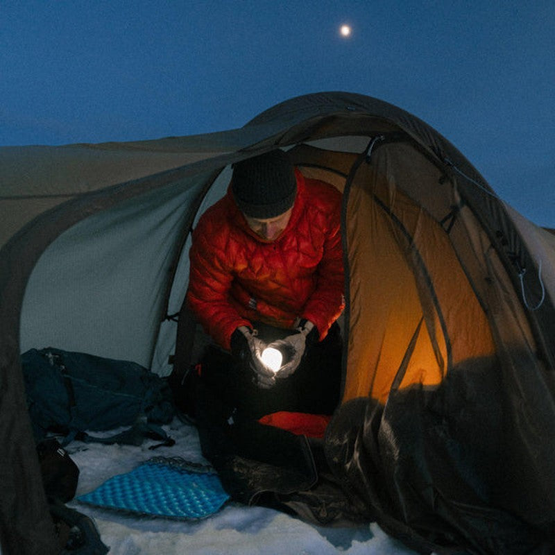 Glow Recharge campinglykta i vitt ljus på snöcamping