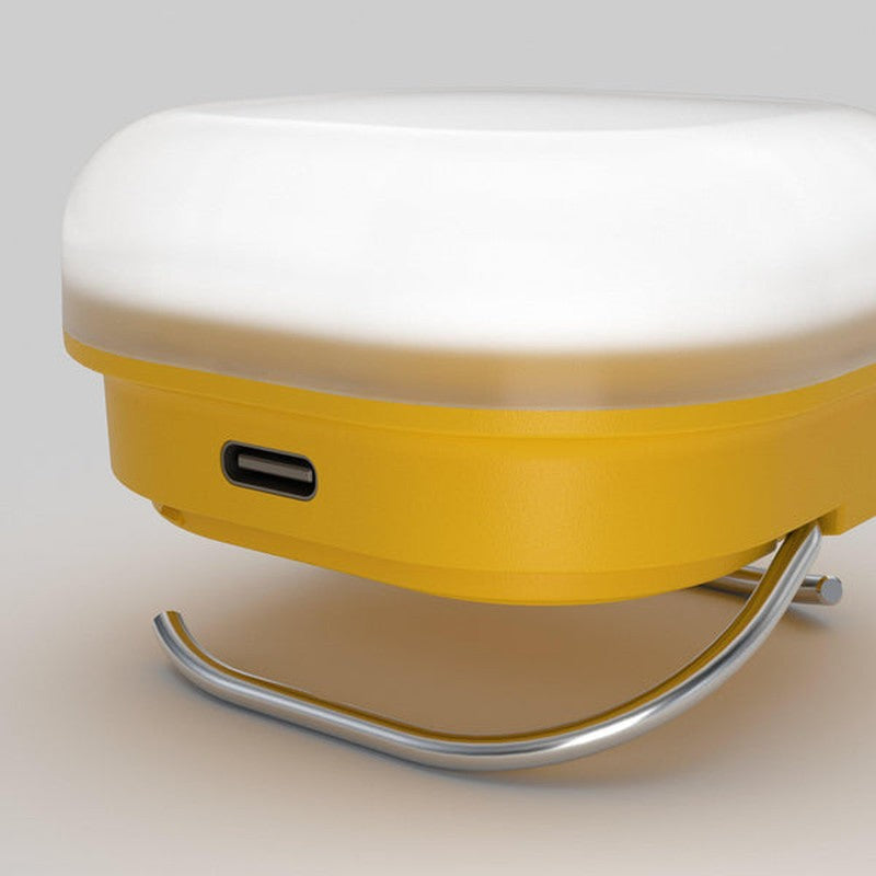 USB-C port och stativ på gul campinglykta