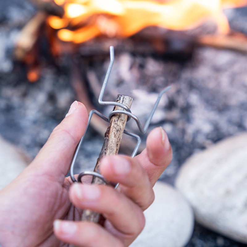 Användning av FireFork som grillspett för korv över öppen lägereld