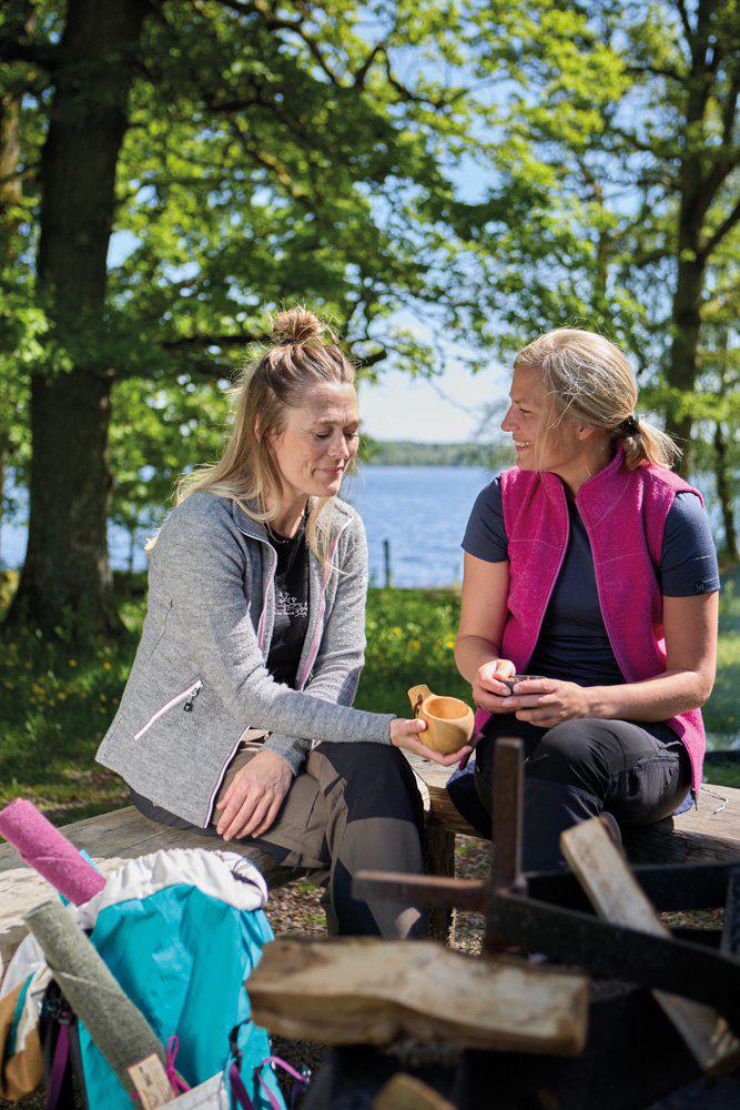 Magentafärgad Underwool Cilla t-shirt under väst vid sjön, mjuk merinoull