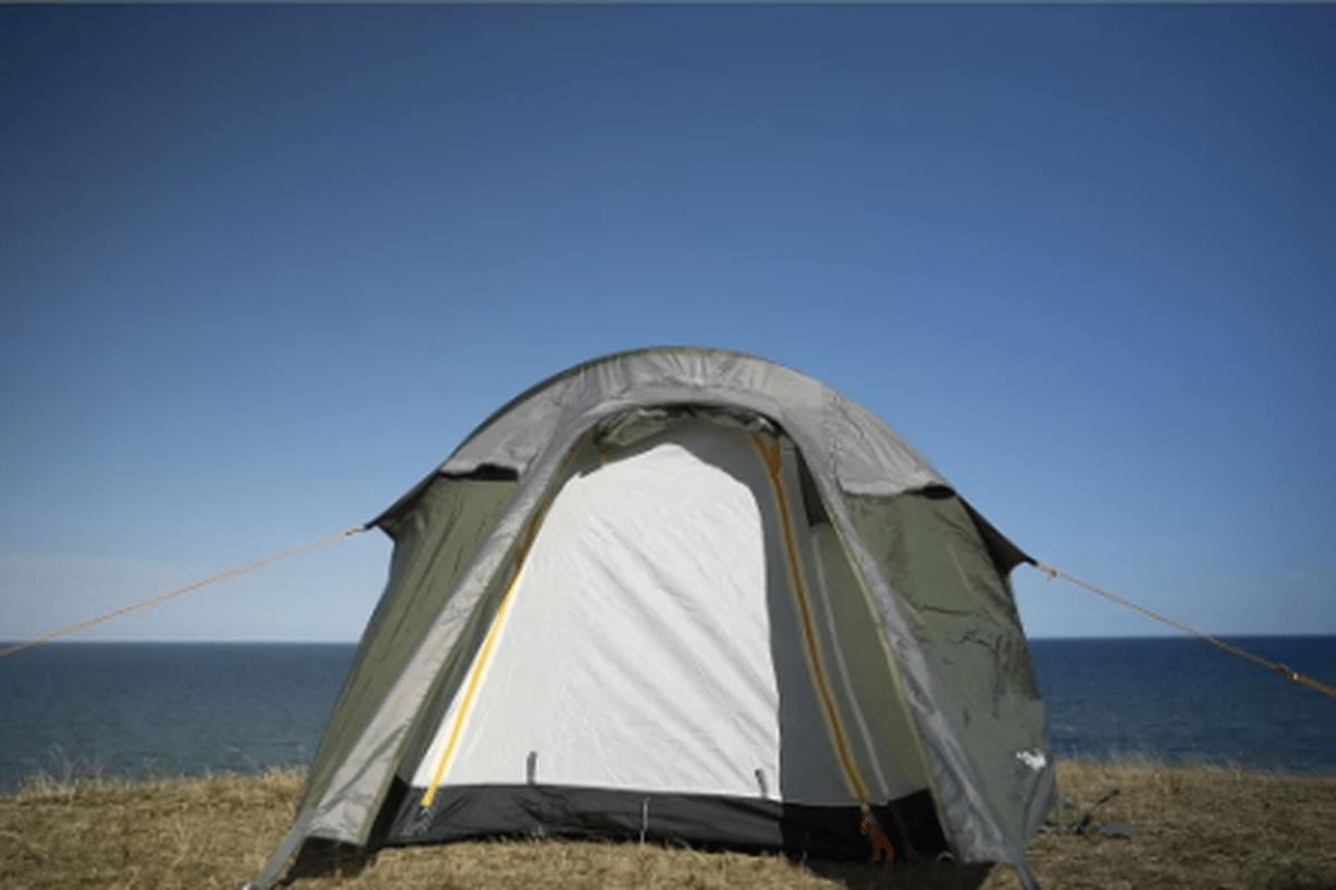 Fjällmark Jeke vandringstält i grönt och grått vid havet