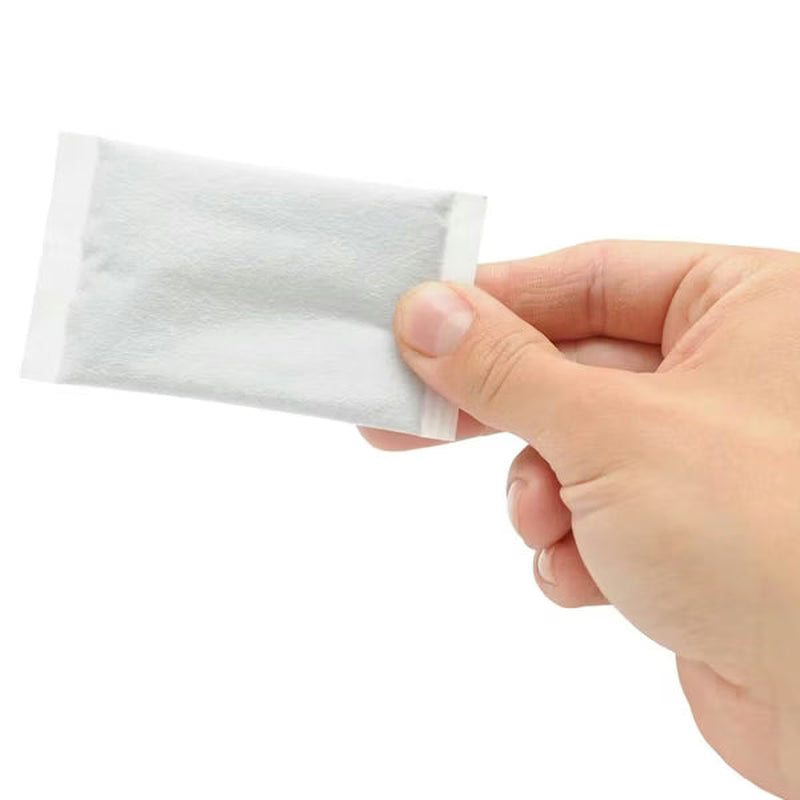 Vit kuddliknande handvärmare i poröst material
