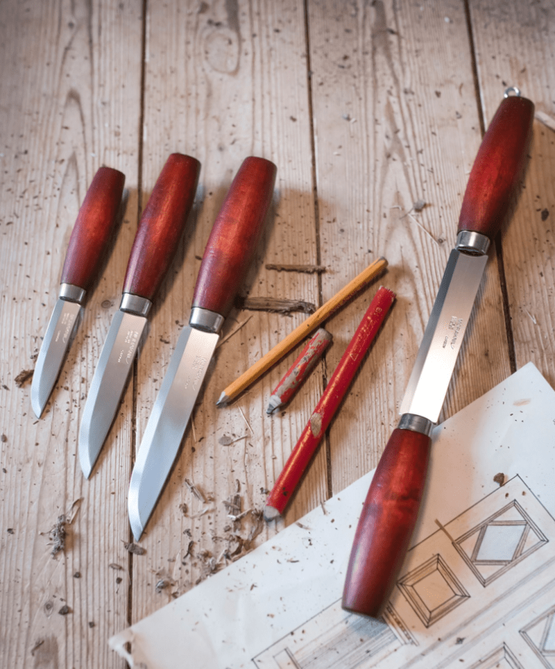 Morakniv Späntkniv S i trä med rödfärgade handtag och stålblad