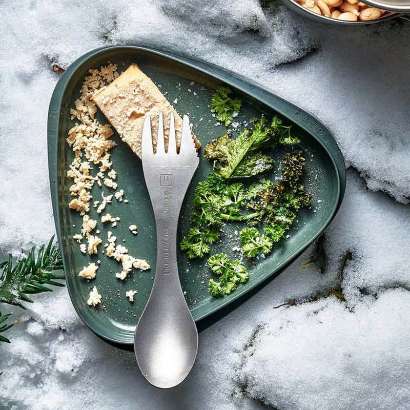Light My Fire titan-spork i snö med bröd och grönsaker