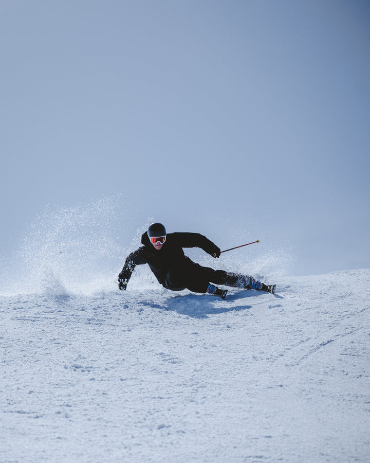 Skidåkare i sväng på Project 91 allmountainskidor