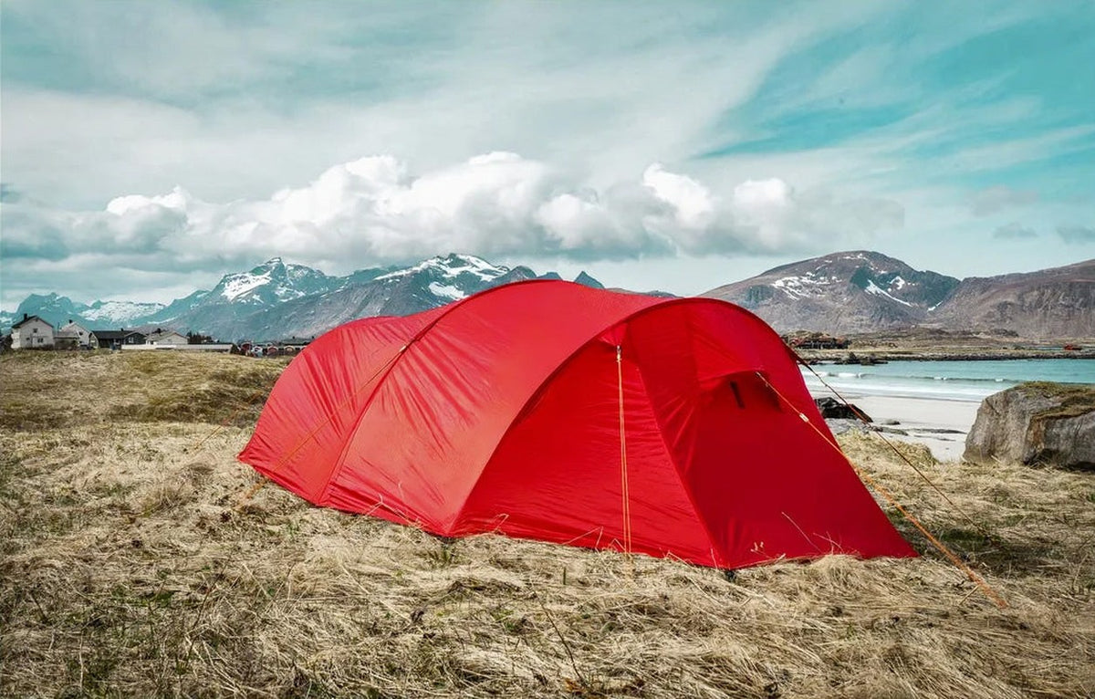 Fjällräven Tarfala 3p tält uppställt vid kusten med berg i bakgrunden