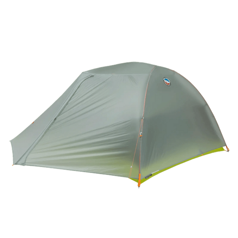 Stängt Big Agnes Tiger Wall UL3 tält i grågrönt med orange repdragor och logga mot vit bakgrund
