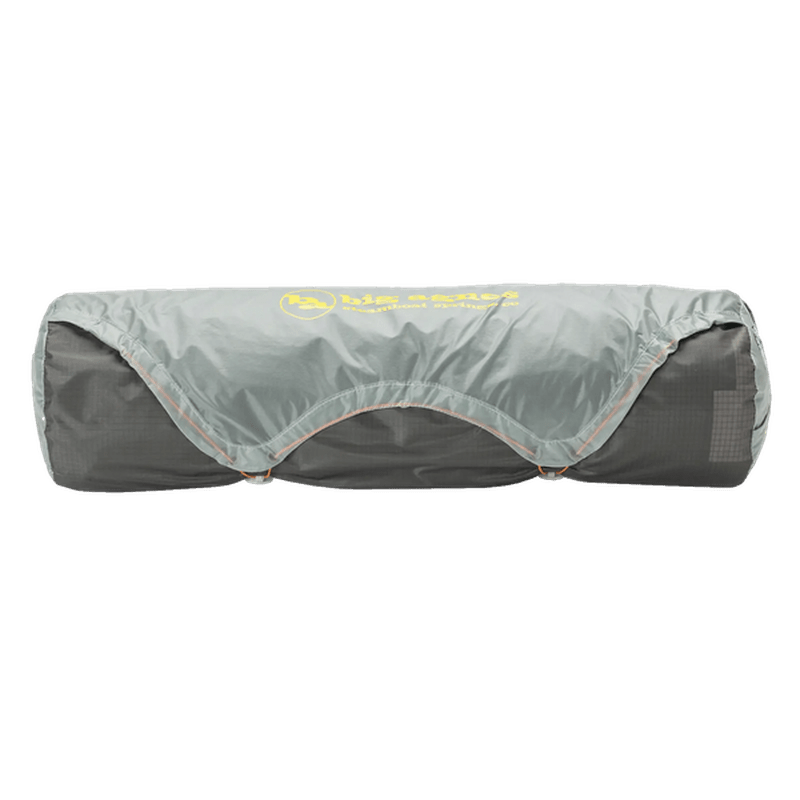 Rullad Big Agnes Tiger Wall UL3 vandringstält i ljusgrå vävsläcka med gul logotyp mot vit bakgrund
