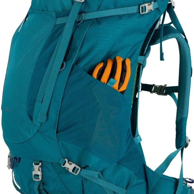 Detalj av sidoficka med handskar och AirSpeed™-upphängning på teal ryggsäck