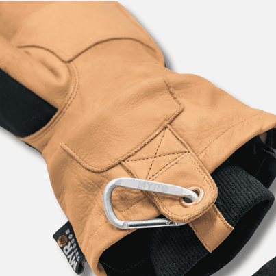 Detalj av handleden på lädermitten med silverfärgat karabinhake