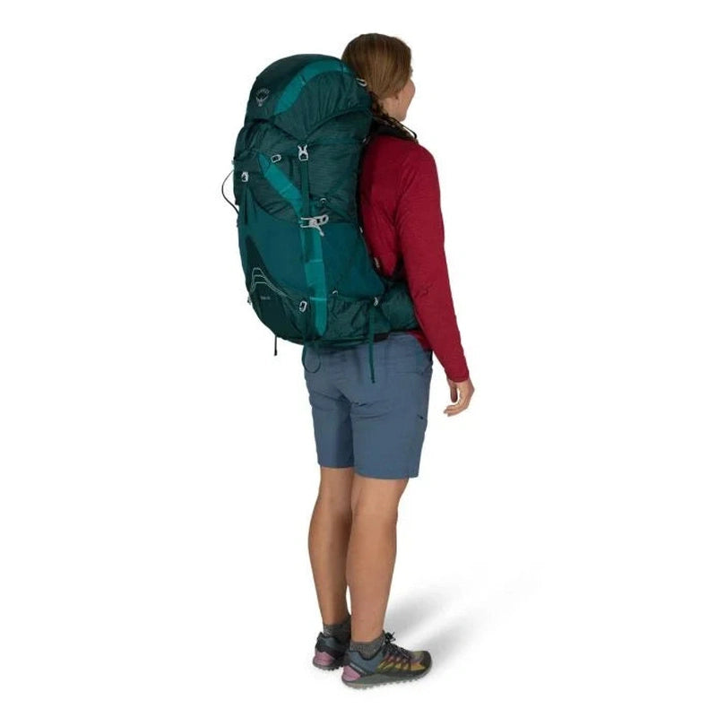 Bakvy av grön Osprey Eja 48 med teal detaljer