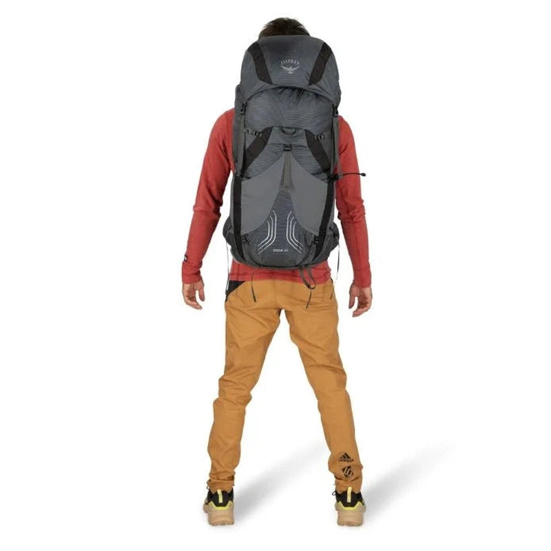 Bakvy av Osprey Exos 48 ryggsäck med logga och modellnamn