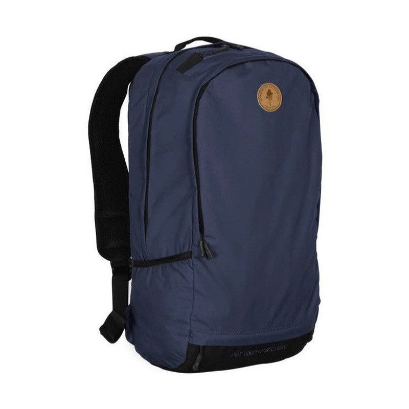 Mörkblå dagpack med rund logga, dragkedjor och sidoremmar mot vit bakgrund