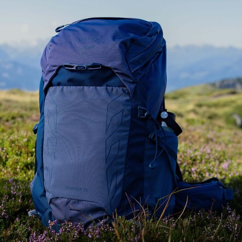 Osprey Tempest 26 vandringsryggsäck i grönt alpergräs med bergsbakgrund