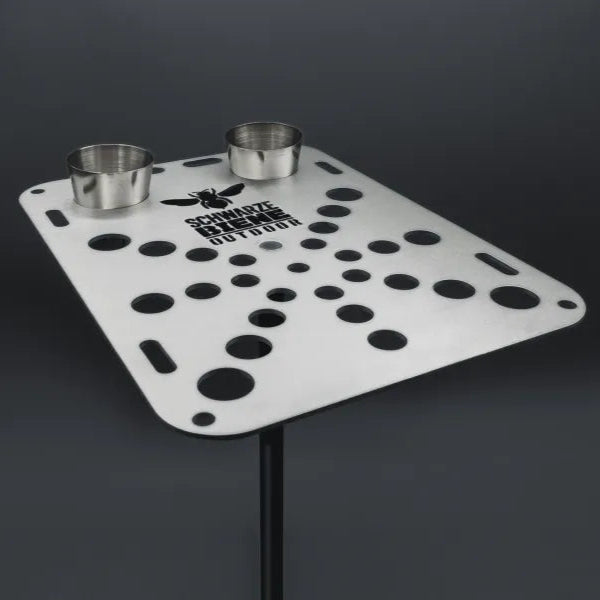 Närbild på aluminiumplatta med logotyp och utskärningar