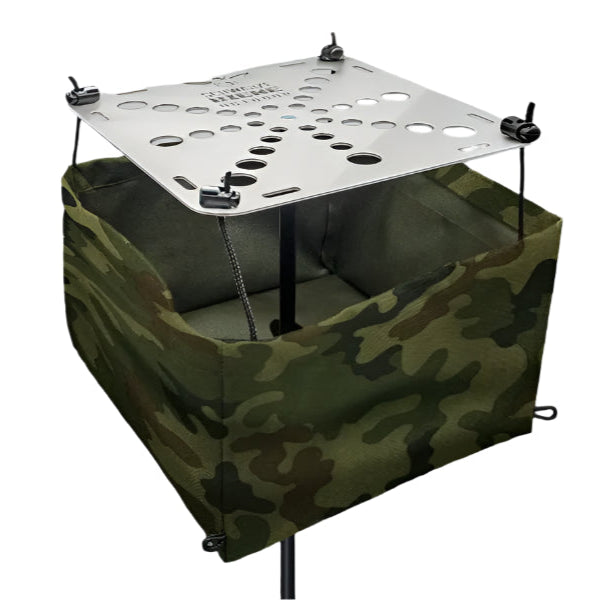 Camouflagemönstrad förvaringsväska under bord