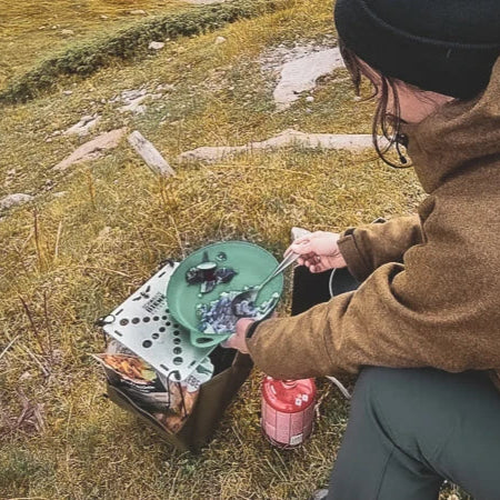 Schwarze Biene Big Mama aluminiumbord i silver med mat på gräs vid camping