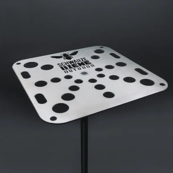 Närbild på aluminiumplatta med Schwarze Biene-logotyp och hål