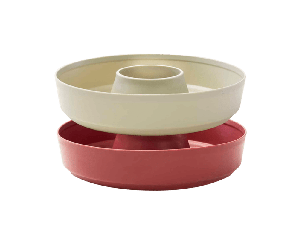 Staplade beige och röda ringformade silikonformer