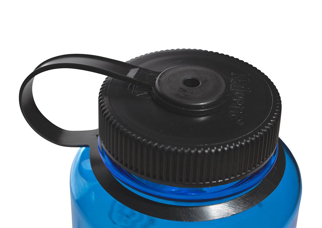 Närm vy av svart wide mouth-lock med upphöjd Nalgene-logotyp