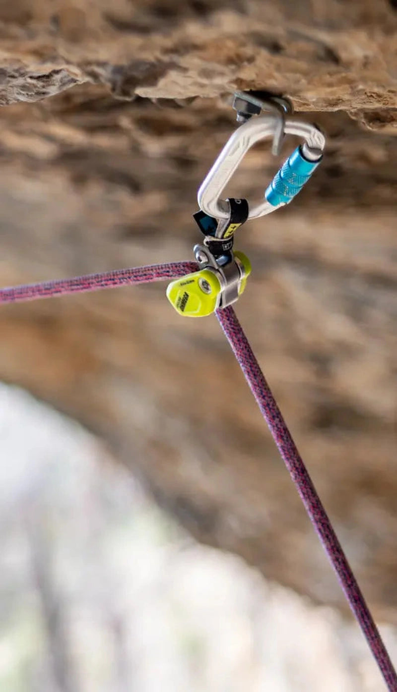 Edelrid OHMEGA bromsassistent kopplad i bergvägg med rep