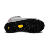 Närbild på Vibram-sula med djup profil på Alfa Stad vinterkänga