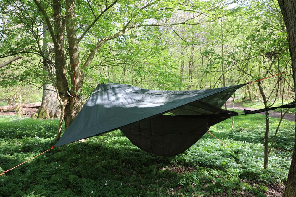 Snug diagonal tarp